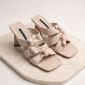 Malloni Women’s Soft Leather Beige Knotted Comfort Fashion Mule Heels